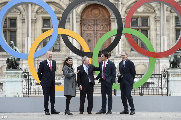 Guy Drut, a Nemzetközi Olimpiai Bizottság tagja, Anne Hidalgo Párizs polgármestere, Thomas Bach NOB-elnök, Denis Masseglia és Tony Estanguet a párizsi városháza előtt felállított olimpia gyűrűknél 2017. október 22-én