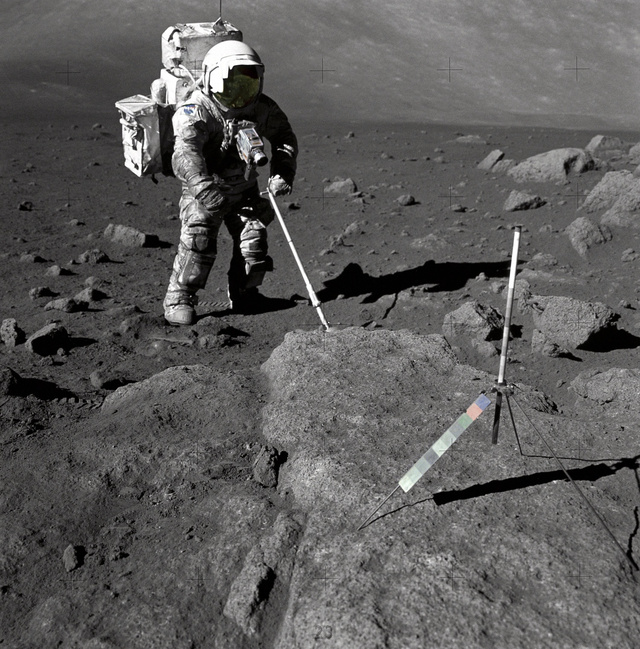 1972. december 12. Harrison Schmitt, az Apollo 17 geológus-űrhajósa holdkőzetmintát vesz. Szkafanderét vastagon borítja a holdpor.