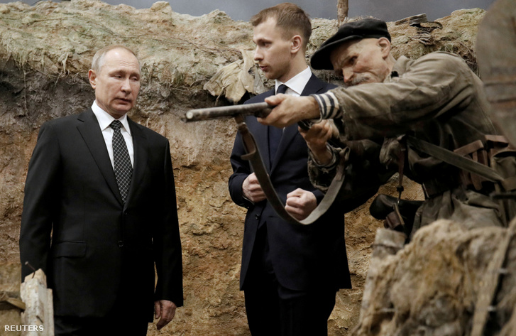 Putyin elnök szombaton Szentpétervárra látogatott, ahol megtekintett egy háborús kiállítást is