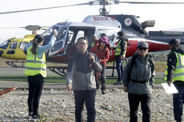 Túrázók érkeznek vissza az Annapurnáról, miután megmentették őket a Pokhara repülőtérre 2020. január 18-án