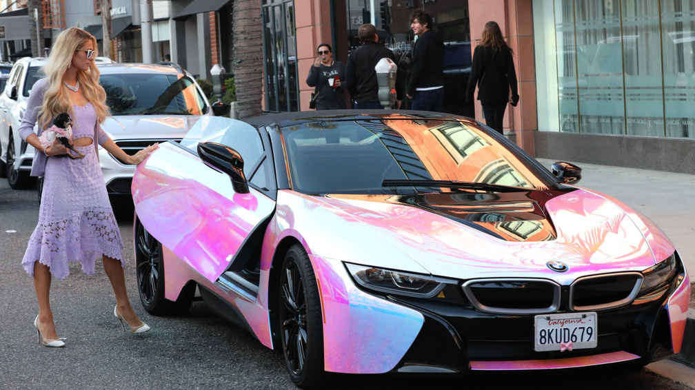 Ízlések és pofonok: íme Paris Hilton bugyirózsaszín BMW i8-asa!