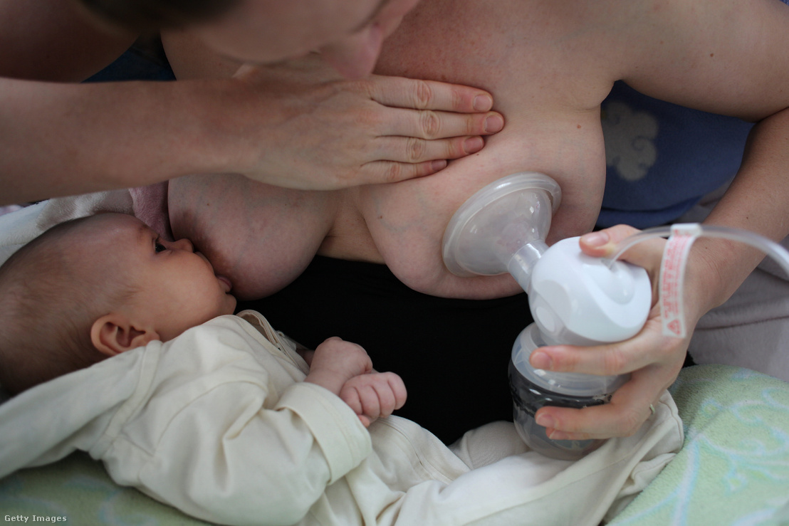 2 hónapos gyermekét szoptatja édesanyja , miközben másik melléből egy mellpumpa segítségével fejti le az anyatejet