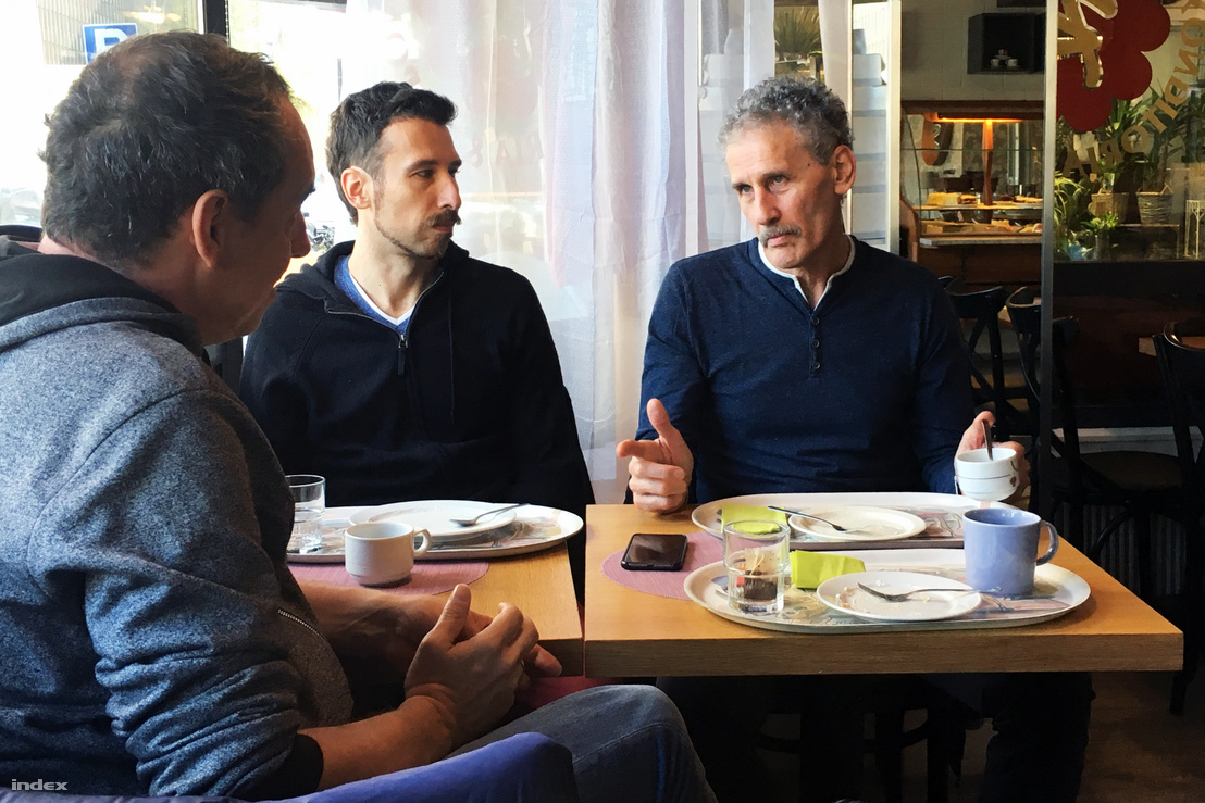 Gruborovics Tibor (jobbra) és Tamás beszélgetnek Tóth-Szenesi Attilával a finnországi  Mikkeliben