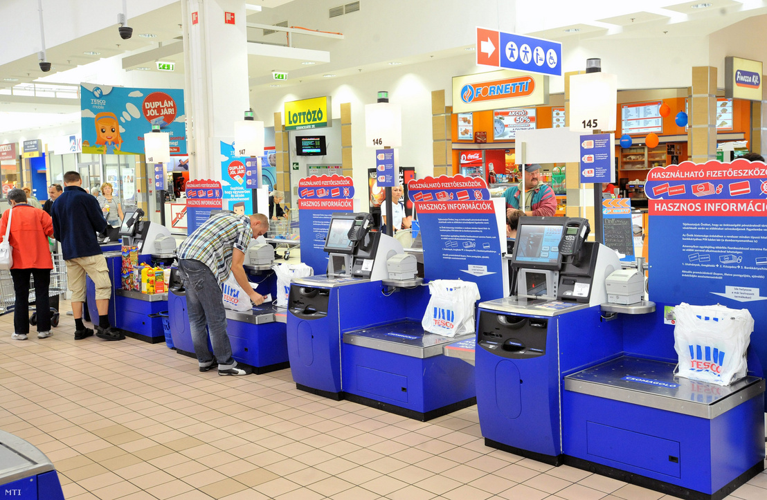 Önkiszolgáló pénztárak Váci úti Tesco Extra áruházban 2012. október 5-én.