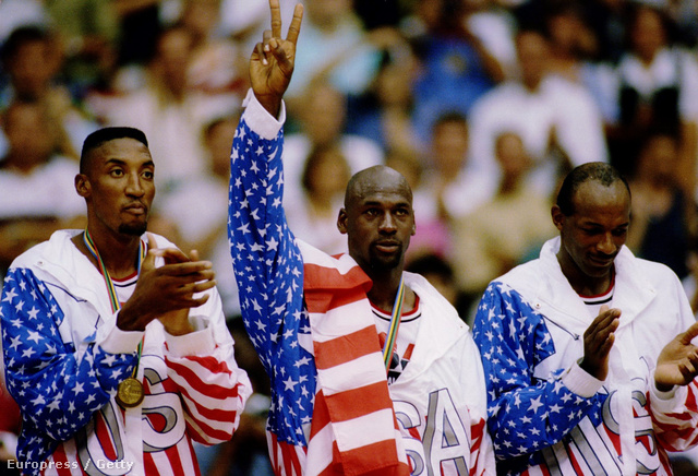 Pippen, Jordan és Drexler a '92-es olimpia éremosztóján