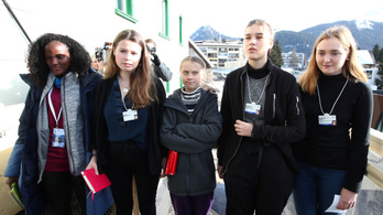 Levágták Greta Thunberg fekete aktivistáját fehér társai mellől egy képen