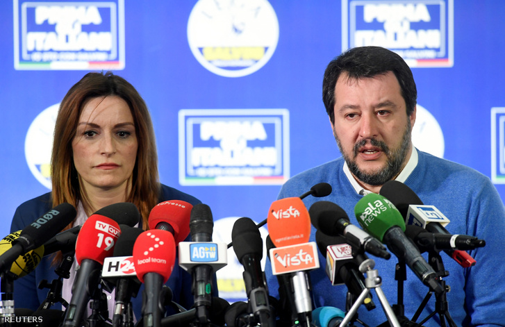 Matteo Salvini (jobbra) a Liga párt jelöltjével, Lucia Borgonzoni tartott sajtótájékoztatón Bolognában 2020. január 27-én