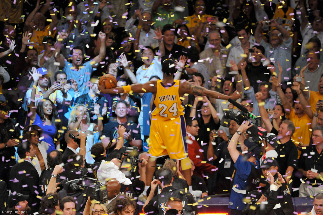 Kobe Bryant az asztalra ugorva ünnepli a Celtics ellen megnyert 2010-es bajnoki címet.