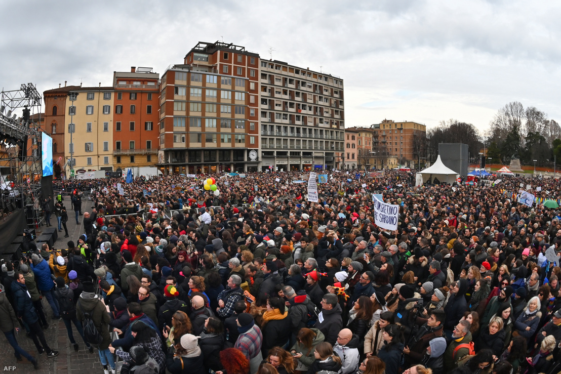 Résztvevők az Emilia-Romagna tartományban tartott regionális szavazás előtti tüntetésen, amit a szélsőjobboldali Liga párt elleni szerveződés, a "Hering mozgalom" szervezett 2020. január 19-én.