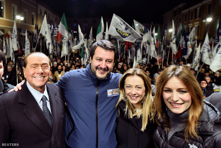 A szélsőjobboldali koalíció jelöltje Lucia Borgonzoni (jobb szélen) pózol a pártok vezetőivel, Silvio Berlusconival, Matteo Salvinivel és Giorgia Melonival (Salvini mellett jobbra) Ravennában 2020. január 24-én