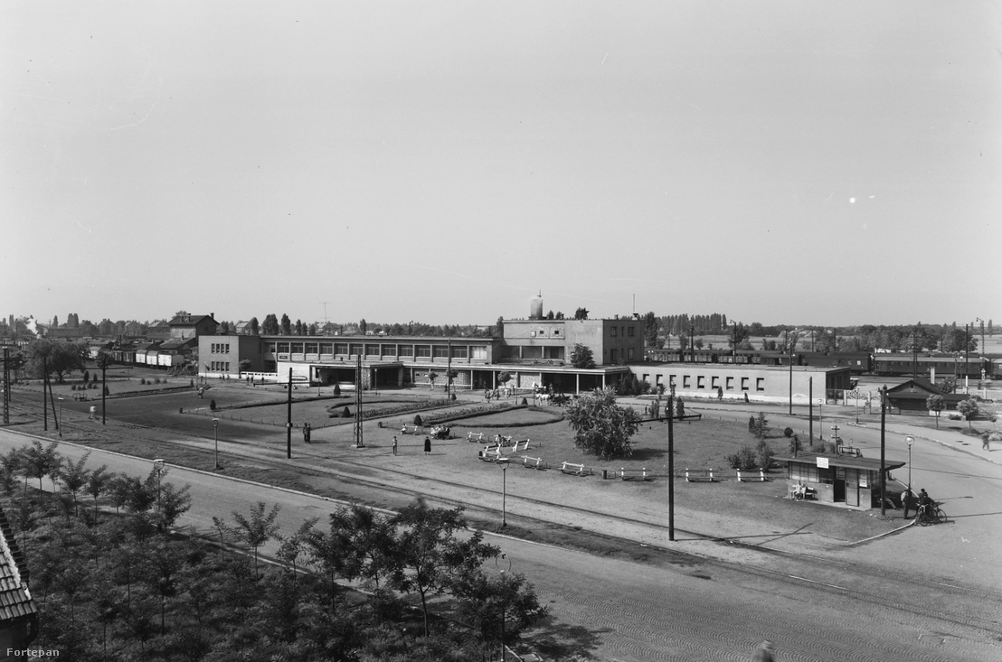 Az egyik utolsóként megépült modern épület a szocreál uralma előtt. Az 1951-ben átadott modern nyíregyházi állomás valódi közlekedési csomópont volt buszpályaudvarral, villamossal. Sőt, a képen egy utasra várakozó fiáker is látszik még, pedig a kép 1960-ban készült