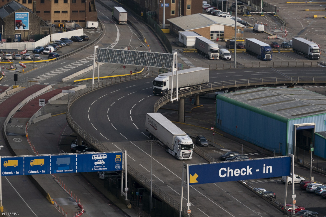 Kamionok a dél-angliai Dover város kikötőjében 2020. január 16-án. A doveri a Brit-szigetet a kontinentális Európával összekötő legjelentősebb kikötő amelyen nagy mennyiségű teher- és utasforgalom halad át.
