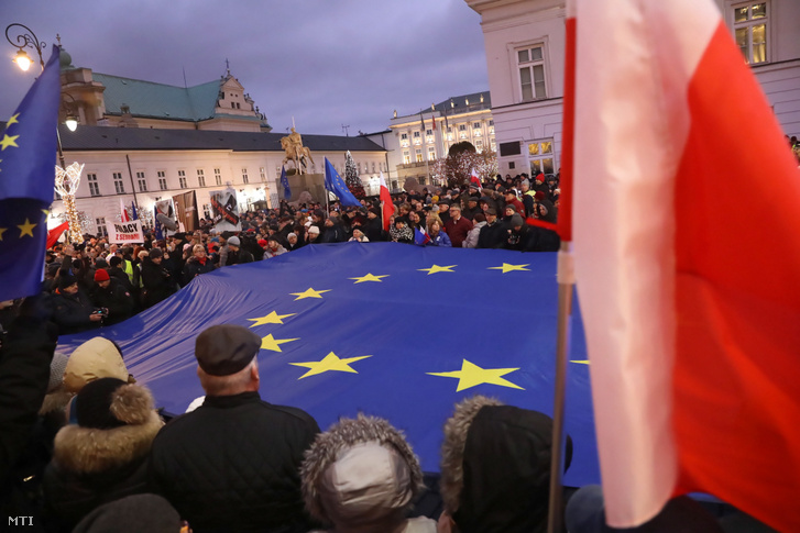 Európai országokból érkezett jogászok tüntetnek Varsóban 2020. január 11-én. A tüntetők a bíróságokról szóló lengyel törvény tervezett módosítása ellen tiltakozó lengyel bírókkal fejezik ki szolidaritásukat.