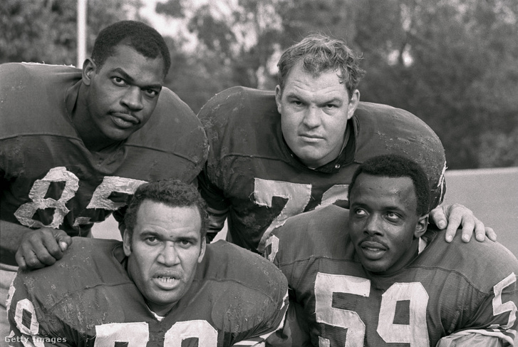 A Los Angeles Rams Fearsome Foursome (rettegett négyes) becenévre keresztelt védői, Lamar Lundy (#85), Merlin Olsen (#79), Roger Brown (#78) és Deacon Jones (#59).