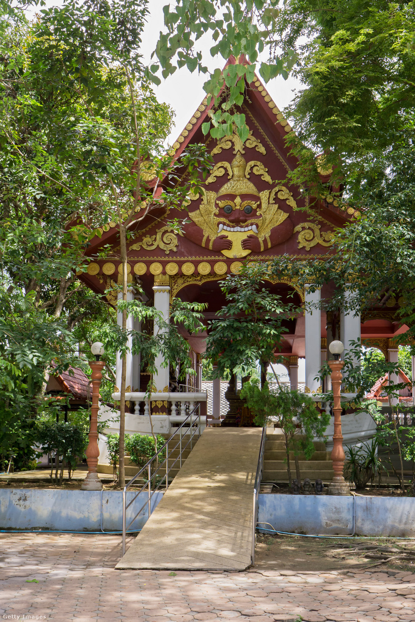 A Wat Khunaram templom, ahol Luang Pho Daeng szerzetes múmiája található.