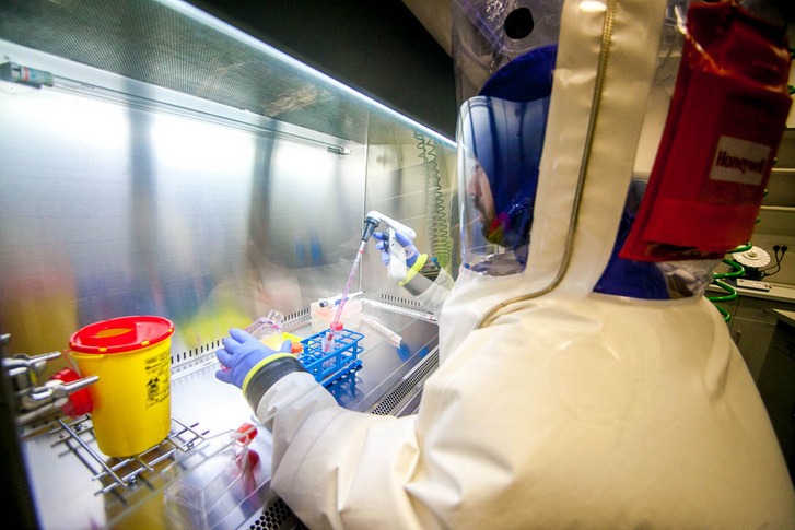 Kemenesi Gábor a PTE virológiai kutatócsoportjának maximális biztonsági fokú laborjában