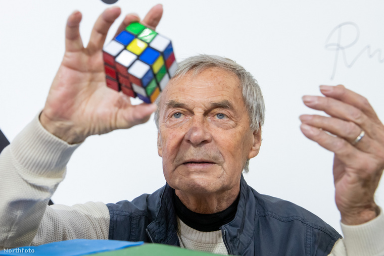 Természetesen a Rubik-kocka varázsereje 40+ év után sem múlik, 2018-ban például olyan személyekről írtunk, akik azon versenyeznek, hogy hány kockát tudnak kirakni víz alatt egy levegővel.