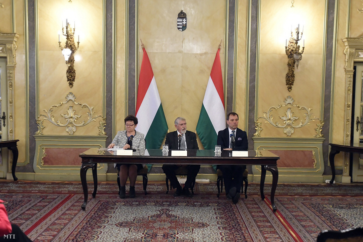 Chief Medical Officer Cecília Müller, Minister of Human Capacities Miklós Kásler, and János Szlávik, the Head of Department at the Central Hospital of Southern Pest National Institute of Hematology and Infectious Diseases speaking at a press conference on 28 January 2020.