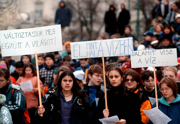 Demonstráció a ciánszennyezés miatt Szegeden 2000. február 14-én. A tüntetők aláírásokat gyűjtöttek az ausztrál kormánynak címzett tiltakozó levélhez.