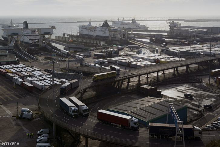 Kamionok a dél-angliai Dover város kikötõjében 2020. január 16-án. A doveri a Brit-szigetet a kontinentális Európával összekötő legjelentősebb kikötő amelyen nagy mennyiségű teher- és utasforgalom halad át. Az Egyesült Királyság uniós tagságának megszűnését követően torlódásra lehet számítani a vámkezelés és egyéb határellenőrzések esetleges visszaállítása miatt.