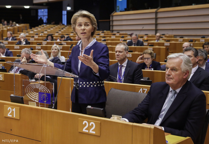 Ursula von der Leyen az Európai Bizottság elnöke beszél mellette Michel Barnier a bizottságnak az Európai Unióból történő brit kiválás ügyében felelős főtárgyalója az Európai Parlament brüsszeli üléstermében 2020. január 29-én. Az EU törvényhozása ezen a napon szavazott a Nagy-Britanniával kötött kilépési megállapodásról.