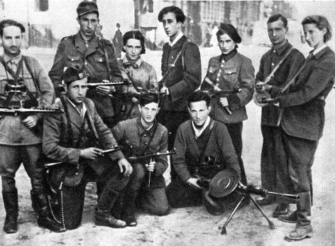 Abba Kovner (hátsó sor, közép) zsidó partizánok társaságában Vilniusban a felszabadulás után