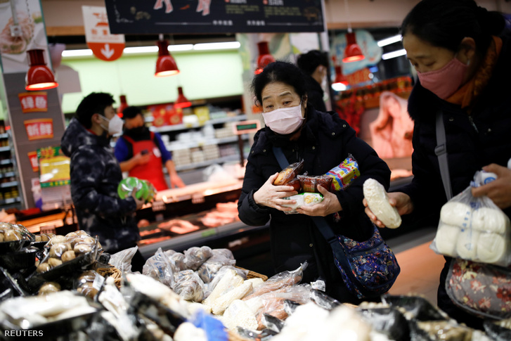 Pekingi szupermarketben vásárlók arcmaszkban 2020. január 31-én