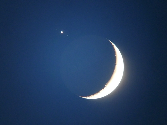 A Jupiter és a négy Galilei-hold kilépett a Hold árnyékos oldalán. Maczó Andás felvétele
