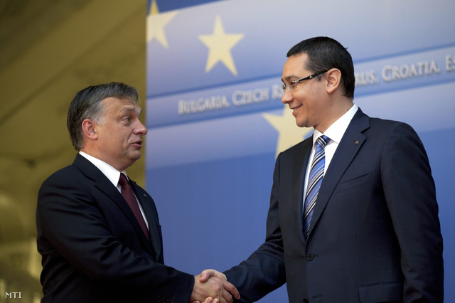 Bukarest, 2012. június 1. Orbán Viktor magyar (b) és Victor Ponta román miniszterelnök kezet fognak az Európai Unió kohéziós alapjainak jövőjéről rendezett nemzetközi értekezleten Bukarestben. A konferencián a Kohézió Barátai nevű nem hivatalos csoportnak azaz azoknak az uniós tagállamoknak a képviselői vesznek részt amelyek a kohéziós politika folytatásában érdekeltek.