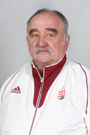 Solti Antal a női tőrválogatott vezetőedzőjeként, a londoni nyári olimpiai játékokra utazó magyar csapat tagjaként készült hivatalos portréja.