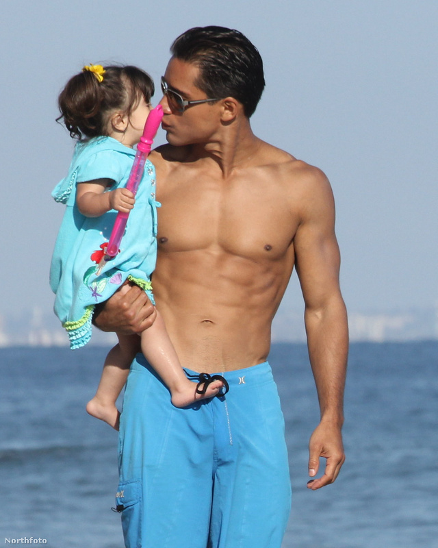 Mario Lopez babázva-teniszezve feszít a strandon