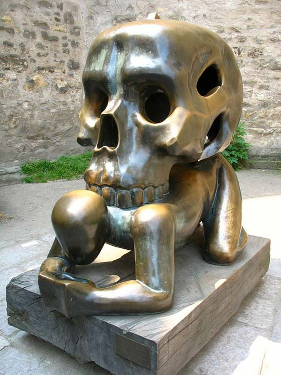 Aki Prágába látogat, az nemcsak a fő nevezetességeket tekintheti meg, hanem érdekes szobrokkal is bármikor szembetalálhatja magát: ezt a különös alkotást elvileg Kafka munkássága ihlette.