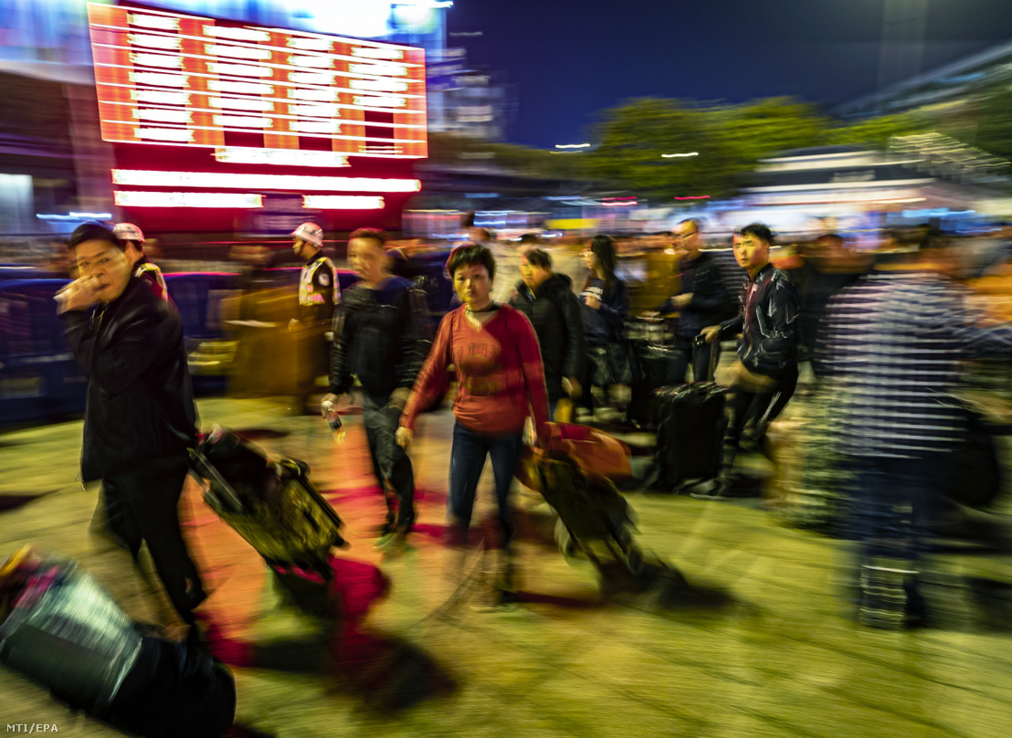 Utasok a kuangcsoui főpályaudvaron 2019. január 26-án.