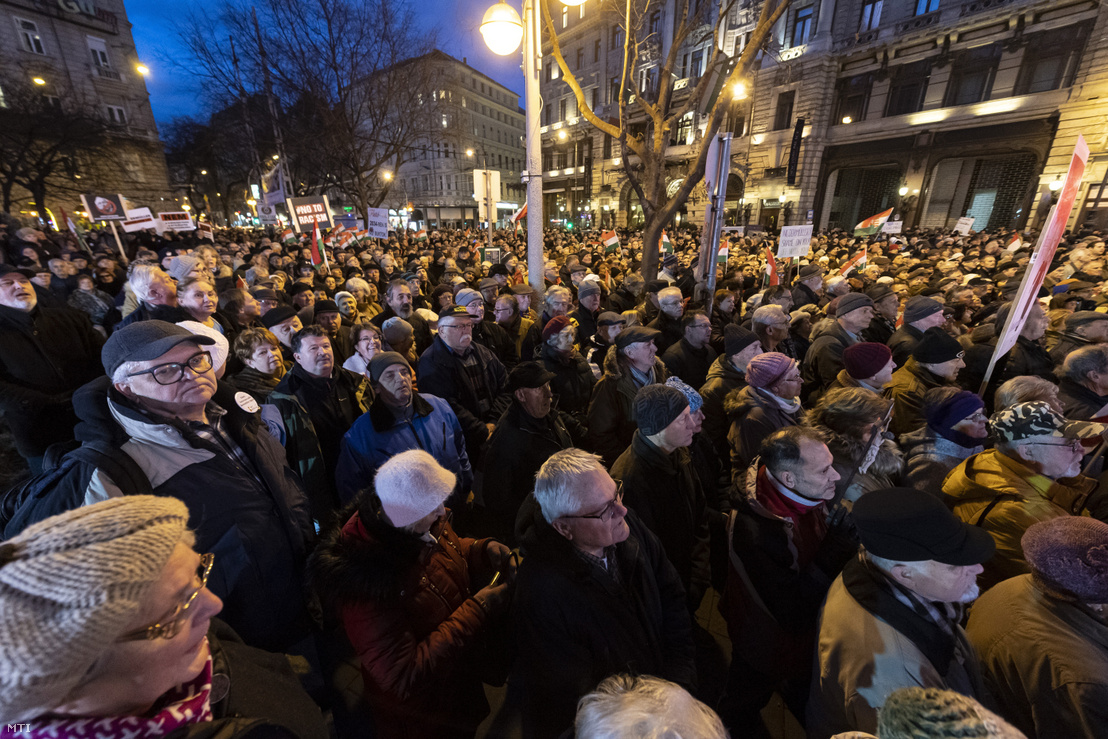 Demonstrators in Budapest in front of the district VII City Hall calling for mayor Péter Niedermüller's resignation on 30 January 2020.
