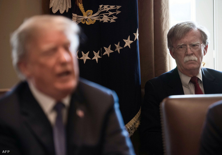John Bolton nemzetbiztonsági főtanácsa hallgatja Donald Trump amerikai elnököt 2020. január 27-én a Fehér Házban egy kabinetülésen