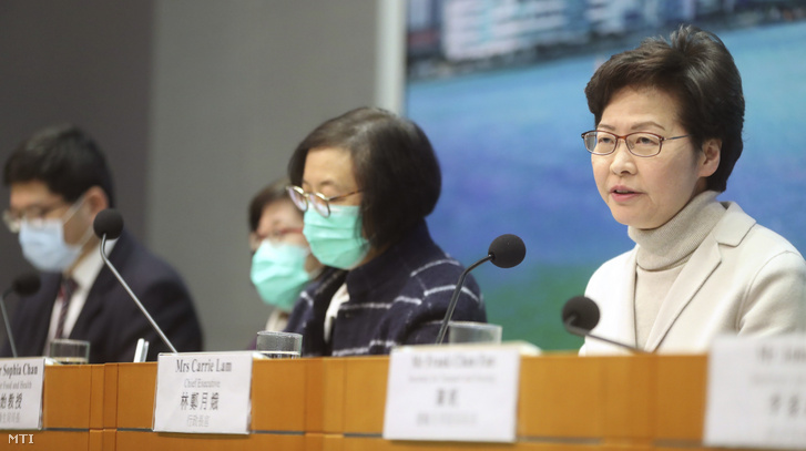 Carrie Lam hongkongi kormányzó (j) sajtóértekezletet tart az új koronavírus elleni óvintézkedésekről 2020. február 3-án. Lam bejelentette, hogy a következő naptól Hongkong tovább szigorítja az átjárást Kínából a járvány megfékezésére két határátkelőre korlátozva a közlekedést.