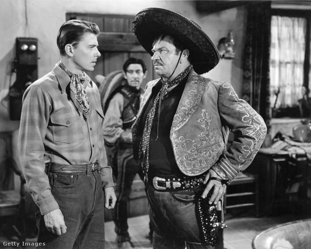 Cowboyfilmekben játszott (balra Ronald Reagan)