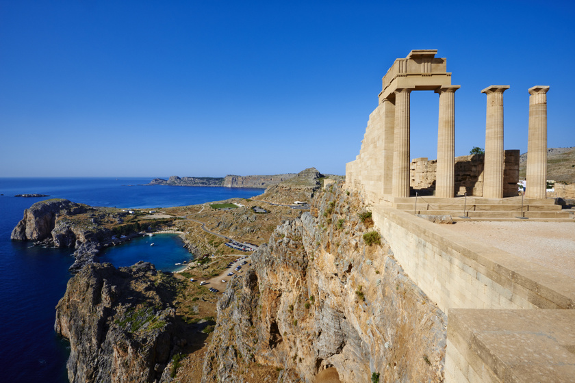 A lindoszi akropolisz a sziget legnépszerűbb látnivalói közé tartozik. Megtekinthető a minósziak által épített város és a fellegvár, de a közeli strand is roppant kedvelt helyszín a turisták közt. A romok mellől gyönyörű a kilátás a vízre és a környező fehér házakra.