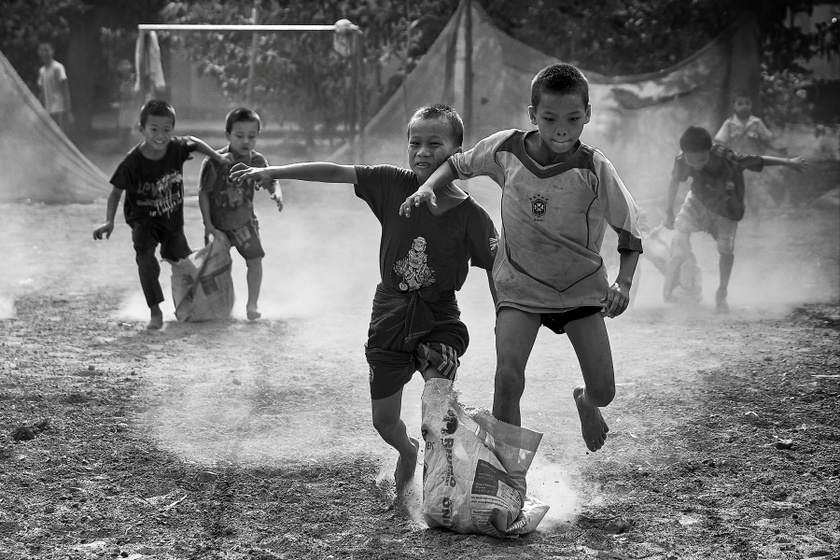 Ezeknek a mianmari árvaházban felnőtt gyerekeknek barátaik jelentik az igazi boldogságot. Az egész eddigi életüket együtt töltötték, és a közös játék csak még szorosabbá teszi a köztük lévő köteléket.