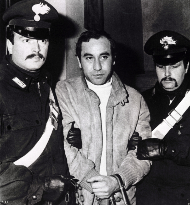Kihallgatása után megbilincselve viszik ki a rendőrség központjából Carmine Palmesét, akit Nápoly közelében, Avellinóban fogtak el.