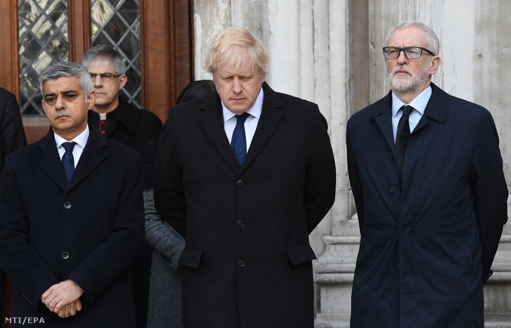 Sadiq Khan londoni polgármester Boris Johnson brit miniszterelnök és Jeremy Corbyn a legnagyobb brit ellenzéki erő a Munkáspárt vezetője a London hídon elkövetett késeléses támadás áldozatainak tiszteletére rendezett megemlékezésen a londoni városháza a Guildhall előtti téren 2019. december 2-án. Három nappal korábban a támadó 28 éves Usman Khan két embert megölt és hármat megsebesített mielőtt járókelők lefogták majd rendőrök agyonlőtték.