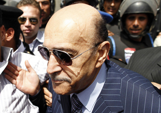 Omar Szulejmán érkezik az egyiptomi elnökválasztási bizottság épületéhez 2012 április 7-én.