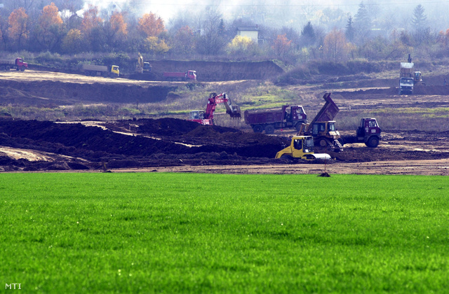 Pécs, 2002. november 18. Az elmúlt öt év során Magyarország legnagyobb környezetvédelmi beruházása keretében 15,5 milliárd forintot fordított a Mecsekérc Rt. a mecseki uránbányászat hagyatékának felszámolására, a környezeti hatások kezelésére. A hátralévő két évben elkészül a százhatvan hektáros zagytározók rekultivációja. Az egykori zagytározót három rétegben, másfél méter vastag földdel temetik be, előtérben a rekultivált zöld terület.