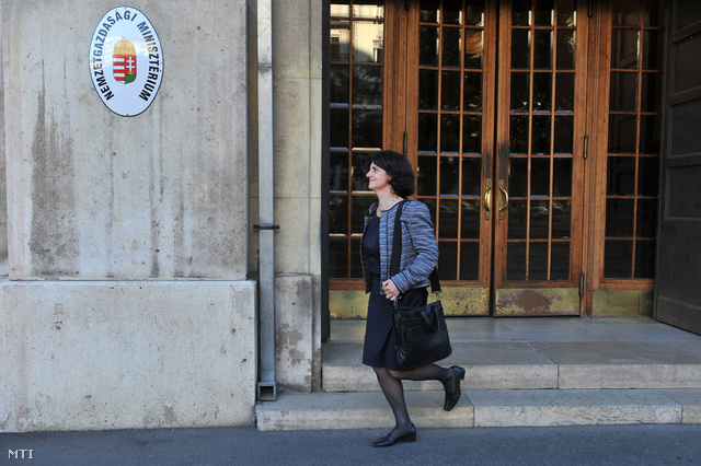 Barbara Kauffmann, az Európai Bizottság (EB) delegációjának vezetője elhagyja a Nemzetgazdasági Minisztérium épületét, ahol az IMF/EU és a magyar kormány közötti hitelmegállapodásról tárgyaltak.