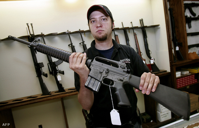 AR-15-ös gépkarabélyt mutat egy texasi fegyverbolt eladója