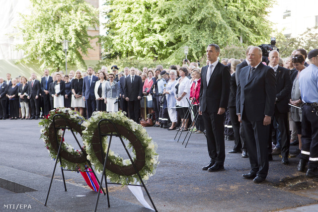 Oslo 2012. július 22.V. Harald norvég király (jobbra) és Jens Stoltenberg norvég miniszterelnök koszorúzási ünnepségen vesz részt az oslói kormányzati negyedben 2012. július 22-én a norvégiai terrortámadások első évfordulójában.