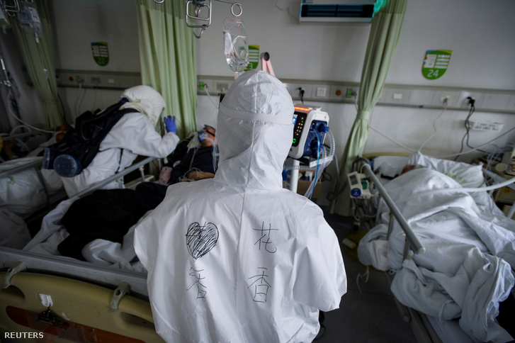 Egyészségügyi dolgozók koronavírussal fertőzött betegek között egy izolált vuhani kórházban 2020. február 6-án