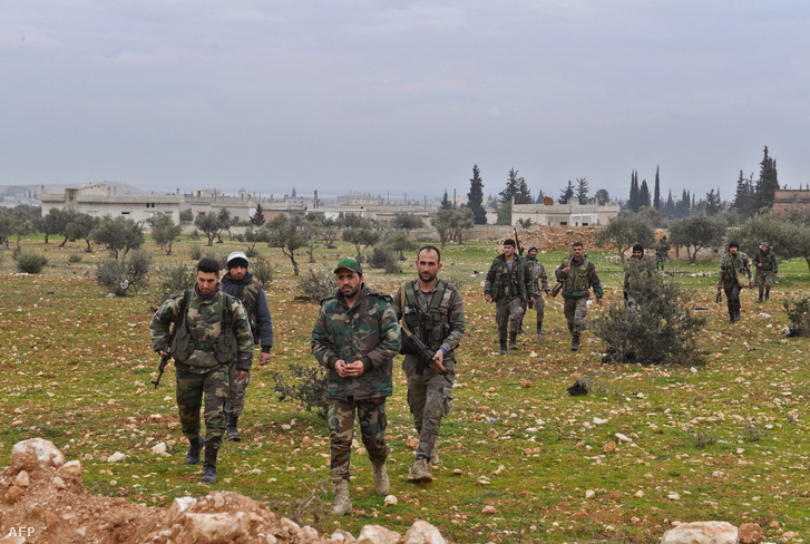 Szír katonák Idlíb tartományban 2020. február 5-én, kb. 45 km-re délnyugatra Aleppótól