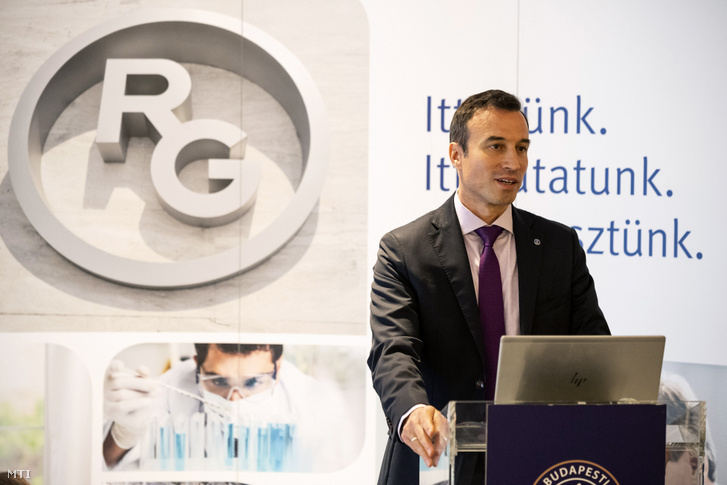 Orbán Gábor, a Richter Gedeon Nyrt. vezérigazgatója a Budapesti Értéktőzsde kereskedését indító csengetésén 2019. november 22-én