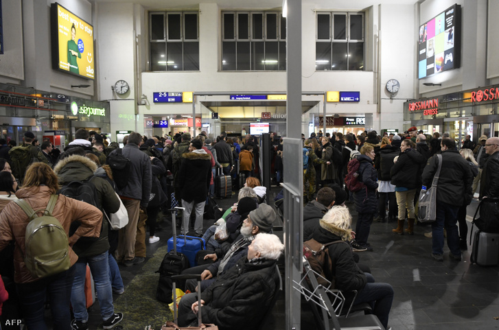 Az utasok a dortmundi vasútállomáson várakoznak a heves vihar miatt 2020. február 9-én